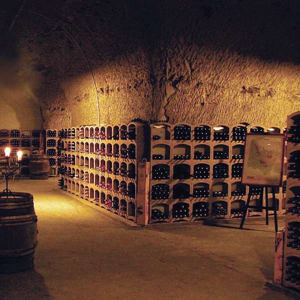 ARCO stapelbaar stenen wijnrek in wijnkelder