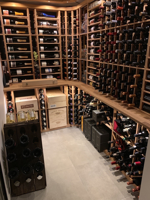 Houten maatwerk wijnrek in wijnkelder.