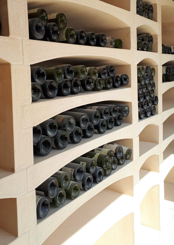 Elegance stenen wijnrek voor in de wijnkelder, brede en smalle nissen en dubbeldiepe oplegging van wijnflessen.